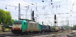 Die Cobra 2822  fhrt mit einem langen Containerzug aus Gallarate(I) nach Zeebrugge(B) bei der Ausfahrt aus Aachen-West und fhrt in Richtung Montzen/Belgien bei Sonne und Regenwolken am Abend des