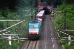 186 123 von Railtraxx kommt aus dem Gemmenicher-Tunnel aus Belgien mit einem langen KLV-Containerzug aus Genk-Goederen(B) nach Frankfurt-Höchstadt und fährt nach Aachen-West  und rollt die