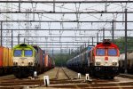 Die Class 66 6601 von Captrain steht in Montzen-Gare(B) mit einem langen  Containerzug und auf dem Nebengleis steht die DE6314  Hanna  von Crossrail mit einem langen  KLV-TTS-Zug bei Sonne und Wolken am 22.9.2013.