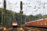 Die Class 66 DE6308  Anja  von Crossrail steht in Aachen-West und wartet auf die Abfahrt nach Belgien mit einem langen P&O Ferrymasters Containerzug aus Gallarate(I) nach Zeebrugge(B) bei Sonne und Wolken am 29.9.2013.