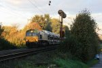 Die Class 66 PB14 von Railtraxx BVBA kommt mit einem langen Fiat-Autozug Tychy(PL) nach Antwerpen(B) von Aachen-West und fhrt die Gemmenicher-Rampe hoch nach Belgien. Aufgenommen am Gemmenicher-Weg in der Abendsonneund Wolken am Abend vom 30.10.2013.