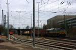 Die Class 66 PB20 von Railtraxx BVBA kommt aus Richtung Montzen/Belgien mit einem langen ECS-Containerzug aus Zeebrugge-Ramskapelle(B) nach Duisburg-Rheinhausen(D) und fährt in Aachen-West ein