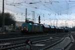 Die Cobra 2825 fährt einem Kurzen Kalkleerzug aus Hagen(D) nach Marche-les-Dames(B) bei der Ausfahrt aus Aachen-West und fährt in Richtung Montzen/Belgien bei Regenwolken am Abend vom 11.1.2014.