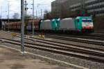 Zwei Cobra 2823 und 2804  kommen mit einem langen Kalkzug aus Yves-Gomezée(B) nach Millingen und fahren in Aachen-West ein bei Sonne und Regenwolken am Nachmittag vom 16.2.2014.