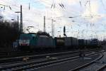 Die Cobra 2840 fährt mit einem langen Containerzug aus Verona(I) nach Antwerpen-Noord(B) bei der Ausfahrt in Aachen-West und fährt in Richtung Montzen/Belgien 
und auf dem Nebengleis eine 145 CL-204 von Crossrail steht mit 8 E-Loks von Crossrail stehen auf dem abstellgleis in Aachen-West bei Sonne und Regenwolken am Nachmittag vom 16.2.2014. 