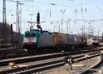 Die Cobra 2807 fährt mit einem langen Containerzug aus Gallarate(I) nach Antwerpen-Oorderen(B) bei der Ausfahrt aus Aachen-West und fährt in Richtung Montzen/Belgien und im Hintergrund stehen 185er von Crossrail auf dem abstellgleis in Aachen-West bei schönem Sonnenschein am 9.3.2014. 