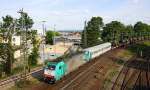 Die Cobra 2808 kommt die Montzenroute herunter mit einem schweren Militärzug aus Belgien und fährt in Aachen-West ein.
Aufgenomen von der Brücke der Turmstraße in Aachen bei schönem Sonnenschein am Abend vom 30.5.2014.