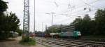 186 123 von Railtraxx fährt mit einem einem langen KLV-Containerzug aus Genk-Goederen(B) nach Frankfurt-Höchstadt am Main und fährt in Aachen-West ein bei Regenwetter am Nachmittag vom