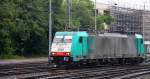 Die Cobra 2808 rangiert in Aachen-West.
Aufgenommen vom Bahnsteig in Aachen-West bei Regenwetter am Nachmittag vom 28.6.2014. 