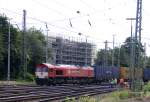 Die Class 66 PB03  Mireille  von Crossrail kommt aus Richtung Montzen/Belgien mit einem langen P&O Ferrymasters Containerzug aus Zeebrugge(B) nach Gallarate(I) und fährt in Aachen-West ein.