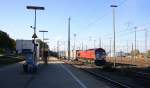 Die Class 66 DE6301  Debora  von Crossrail fährt mit viel Dieselpower  mit einem langen Containerzug aus Novara(I) nach Zeebrugge-Ramskapelle(B) bei der Ausfahrt aus Aachen-West und fährt in Richtung Montzen/Belgien. Aufgenommen vom Bahnsteig in Aachen-West bei schönem Herbstwetter am Nachmittag vom 19.10.2014.