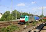 186 123 von Railtraxx kommt aus Richtung Montzen/Belgien mit einem einem langen KLV-Containerzug aus Genk-Goederen(B) nach Frankfurt-Höchstadt am Main(D) und fährt in Aachen-West ein. 
Aufgenommen vom Bahnsteig in Aachen-West.
Bei schönem Frühlingswetter am Nachmittag vom 22.5.2015.