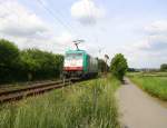Ein Nachschuss von der 2905 von Alpha Trains  kommt als Lokzug aus Belgien die Gemmenicher-Rampe herunter nach Aachen-West. Aufgenommen an der Montzenroute am Gemmenicher-Weg. 
Bei Sonne und Wolken am Nachmittag vom 29.5.2015.
