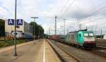186 123 von Railtraxx steht in Aachen-West mit einem langen Containerzug aus Frankfurt-Höchstadt am Main(D) nach Genk-Goederen(B) und wartet auf die Abfahrt nach Belgien. Aufgenommen vom Bahnsteig in Aachen-West. Bei Sonne und Wolken am Nachmittag vom 20.9.2015.