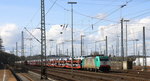 Die Cobra 2820 steht in Aachen-West mit einem Autozug.
Aufgenommen vom Bahnsteig in Aachen-West. 
Bei Sonne und Wolken am Nachmittag vom 27.3.2016.  