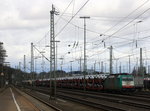 Die Cobra 2820 steht in Aachen-West mit einem Autozug. 
Aufgenommen vom Bahnsteig in Aachen-West. 
Bei Sonne und Regenschauerwolken am Vormittag vom 28.3.2016.