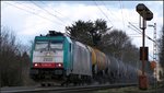 Mächtig viel Sand streut die belgische Cobra vor die Räder damit die schwere Last am Haken  sicher die Rampe hinauf zum Gemmenicher Tunnel kommt. Bahnszenario vom 07.April, Location: Friedrichweg unweit von Aachen an der Montzenroute.