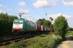 Die Cobra 2825 kommt aus Richtung Aachen-West und fährt die Gemmenicher-Rampe hoch mit einem langen Containerzug aus Gallarate(I) nach Zeebrugge(B) und fährt in Richtung Montzen/Belgien. 
Aufgenommen an der Montzenroute am Gemmenicher-Weg.
Bei schönem Frühlingswetter am  Abend vom 19.5.2016.