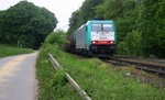 Die Cobra 2834  kommt die Gemmenicher-Rampe herunter nach Aachen-West mit einem langen gemischten Güterzug aus Antwerpen-Noord(B) nach Köln-Gremberg(D). 
Aufgenommen an der Gemmenicher-Rampe am Gemmenicher-Weg an der Montzenroute. 
Bei Regenwolken am Nachmittag vom 20.5.2016.