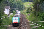 Die Cobra 2826 kommt die Gemmenicher-Rampe hochgefahren aus Aachen-West mit einem Containerzug aus Gallarate(I) nach Antwerpen-Oorderen(B) und fährt gleich in den Gemmenicher-Tunnel hinein und