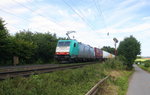 186 123 von Railtraxx kommt aus Richtung Aachen-West und fährt die Gemmenicher-Rampe hoch mit einem langen KLV-Containerzug aus Frankfurt-Höchstadt am Main(D) nach Genk-Goederen(B). Aufgenommen an der Montzenroute am Gemmenicher-Weg. Bei Sommerwetter am Nachmittag vom 7.8.2016.