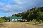 Blick auf die Rail and Traction Halle in Raeren. Hier werden Loks und Triebwagen aufgearbeitet und verkauft. Jedoch macht es hier keinen lebendigen Eindruck.  Die Strecke wird von einem Verein gehalten und gepflegt. Die Strecke ist betrieblich gesperrt wodurch keine Fahrten möglich sind. 

Raeren 08.10.2016