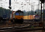 Die Class 66 DE6306 von DLC Railways fhrt mit einem Contanerzug aus Aachen-West nach Belgien.