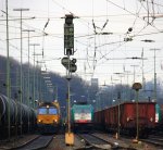 Die Class 66 DE6307 von DLC Railways steht in Aachen-West mit einem P&O Ferrymasters Containerzug und wartet auf die Abfahrt nach Muizen(B) am Kalten 2.12.2012.