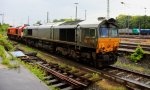 Zwei Class 66 DE6306 von DLC Railways und die DE6312  Alix  von Crossrail stehen in Aachen-Wet an der Laderampe bei Sonne und Regen am Abend vom 28.5.2013.