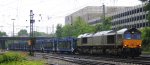 Die Class 66 DE6306 von DLC Railways kommt aus Richtung Montzen/Belgien mit einem langen Dacia-Autoleerzug aus Tongeren(B) nach Ciumesti(RO) und fhrt in Aachen-West ein bei Regenwetter am Abend vom