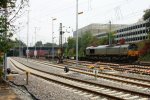 Die Class 66 DE6306 von DLC Railways kommt mit einem langen Containerzug aus Zeebrugge(B) nach Gallarate(I) und fhrt in Aachen-West bei Sonne und Wolken am 12.10.2013.