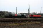 Zwei Class 66 DE6309 von DLC Railways und DE6310  Griet  von Crossrail stehen mit Motor und Licht an in Aachen-West am 28.12.2013.
