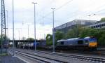 Die Class 66 DE6307 von DLC Railways kommt aus Richtung Montzen/Belgien mit einem  langen Containerzug aus Zeebrugge-Ramskapelle(B) nach Segrate(I) und fährt in Aachen-West ein bei Sonne und