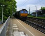 Die Class 66 DE6306 von DLC Railways kommt mit einem langen Silozug durch Kohlscheid aus Buna-Werke(D) nach Herentals(B) und fährt die Kohlscheider-Rampe hoch nach Aachen-West.
Bei Sonne und Wolken am Morgen vom 22.5.2014.