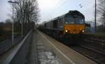 Die Class 66 DE6306 von DLC Railways kommt mit einem langen Silozug durch Kohlscheid aus Buna-Werke(D) nach Herentals(B) und fährt die Kohlscheider-Rampe hoch nach Aachen-West.
Bei Wolken am  Kalten Morgen vom 19.2.2015.