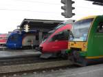 berchtesgadener-land-bahn-blb Am 30. Dezember trafen im Bahnhof von Freilassing drei verschiedene
Triebwagen aufeinander. Vorne der VT 27 der Waldbahn und im Hintergrund ein CANTUS-Triebwagen. Diese beiden kommen noch immer auf der Berchtes-
gadener Landbahn zu Einsatz. In der Mitte ein 4024-er der �BB.
Wir w�nschen allen Fotografen und Feunden der Bahnbilder-Seite ein
gutes Neues Jahr und viele gute Schnappsch��se.