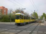 berlin Stra�enbahnlinie M8 nach U-Bahnhof Schwarzkopfstra�e an der Haltestelle Marzahn Barnimplatz.(20.4.2010)