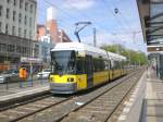 berlin Stra�enbahnlinie M2 nach S+U Bahnhof Alexanderplatz an der Haltestelle Mitte Mollstra�e/Prenzlauer Allee.(24.4.2010)