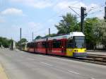 berlin Stra�enbahnlinie M4 nach S-Bahnhof Hackescher Markt an der Haltestelle Wei�ensee Stadion Buschallee/Hansastra�e.(1.7.2010)