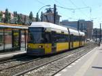 Stra�enbahnlinie M10 nach S-Bahnhof Nordbahnhof am S+U Bahnhof Warschauer Stra�e.(8.7.2010) ...