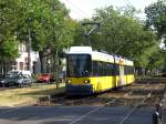 berlin Stra�enbahnlinie M1 nach Niedersch�nhausen Schillerstra�e an der Haltestelle Pankow Masurenstra�e.(13.7.2010)