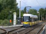 berlin Stra�enbahnlinie M5 nach S-Bahnhof Hackescher Markt an der Haltestelle Hohensch�nhausen Gehrenseestra�e.(25.7.2010)