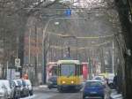 Tram 21 in der Ehrlichstra�e, Berlin. Im Hintergrund die Trabrennbahn ...