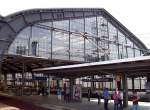 Berlin Friedrichstra�e, Blick vom S-Bahnsteig auf Regionalbahnsteige (08.06.2010)  ...