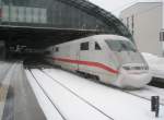 berlin-hauptbahnhof-lehrter-bahnhof Hier 401 073-2 'Timmendorfer Strand' als ICE694 von Stuttgart Hbf. nach Berlin Ostbahnhof, bei der Einfahrt am 10.1.2010 in Berlin Hbf.