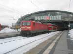 berlin-hauptbahnhof-lehrter-bahnhof Hier 112 120-1 mit einem RE2 von Cottbus nach Rathenow, bei der Ausfahrt am 3.2.2010 aus Berlin Hbf.