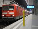berlin-hauptbahnhof-lehrter-bahnhof  BR 143-644-3 BH Frankfurt am Main mit einer Regionalbahn von Berlin HBF nach Wustermark am 17.02.2010 in den Abendstunden in Berlin HBF