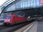 Ein IC mit 101 079-2 im Berliner HBF. Sommer 2010. ...