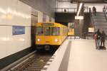 Ein Zug der Berliner U-Bahn U55 f�hrt in den Bahnhof ...
