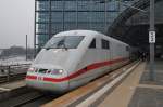 Hier 401 001-3 Gie�en als ICE1186 von Frankfurt(Main)Hbf. nach Berlin ...